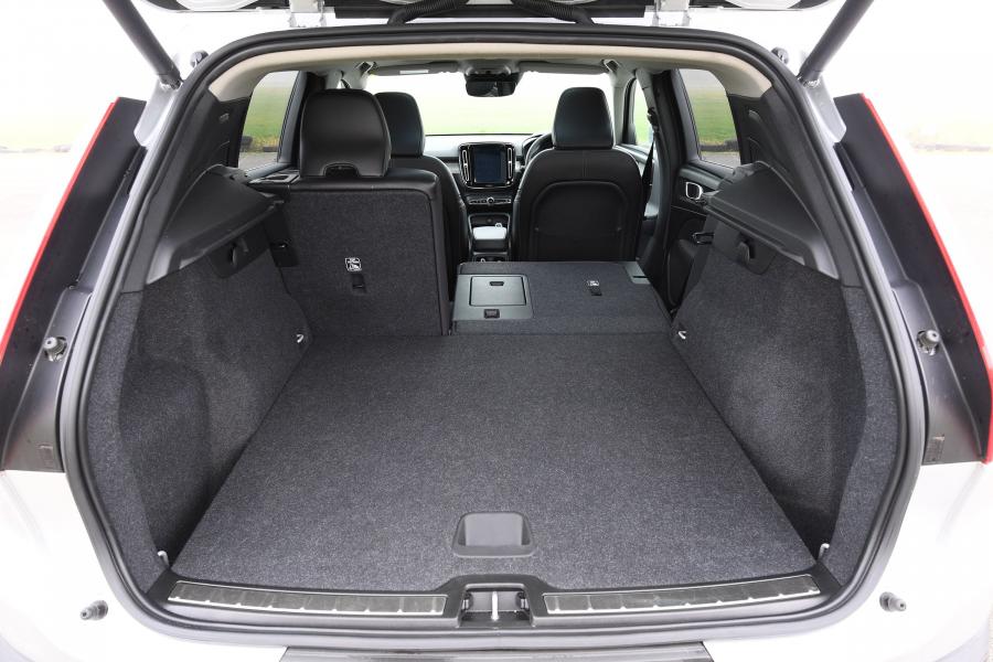 Багажник Volvo XC40 T4 Inscription 2018 года  (UK) (фото 13 из 15)